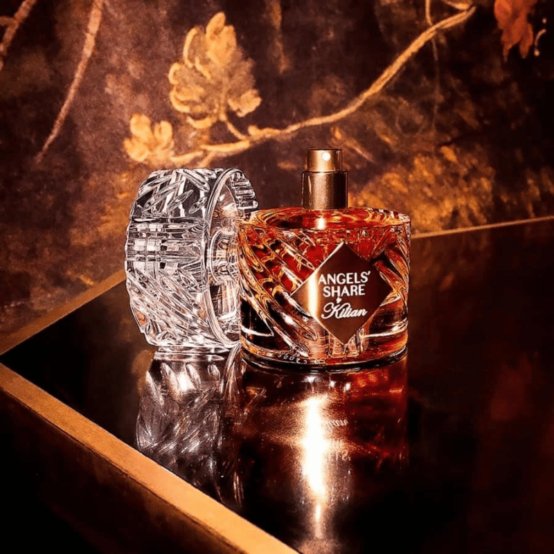  Thành phần hương liệu như rượu cognac, quế, đậu tonka và hổ phách được hòa quyện nghệ thuật, gợi cảm giác ấm áp và quyến rũ